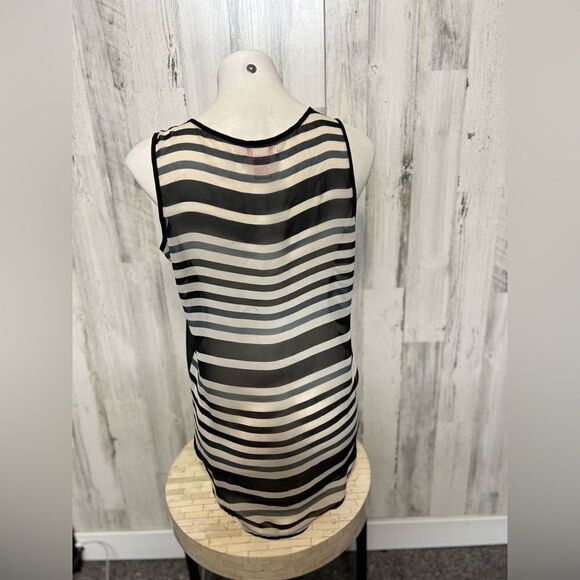 Black tank top - Picture 3 of 5